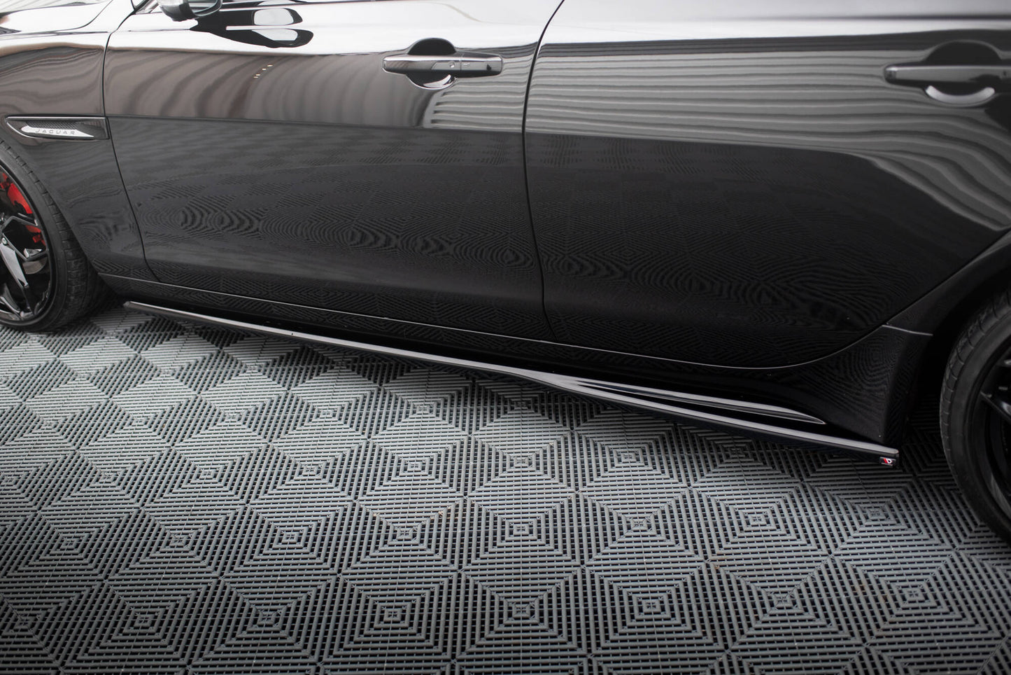 Seitenschweller Ansatz für Jaguar XE X760 Facelift schwarz Hochglanz