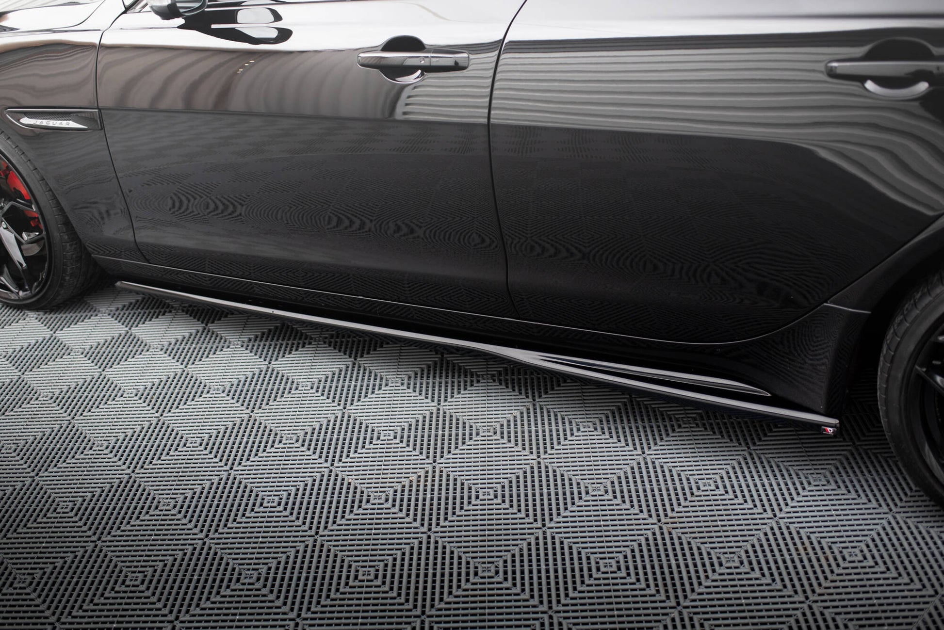 Seitenschweller Ansatz für Jaguar XE X760 Facelift schwarz Hochglanz