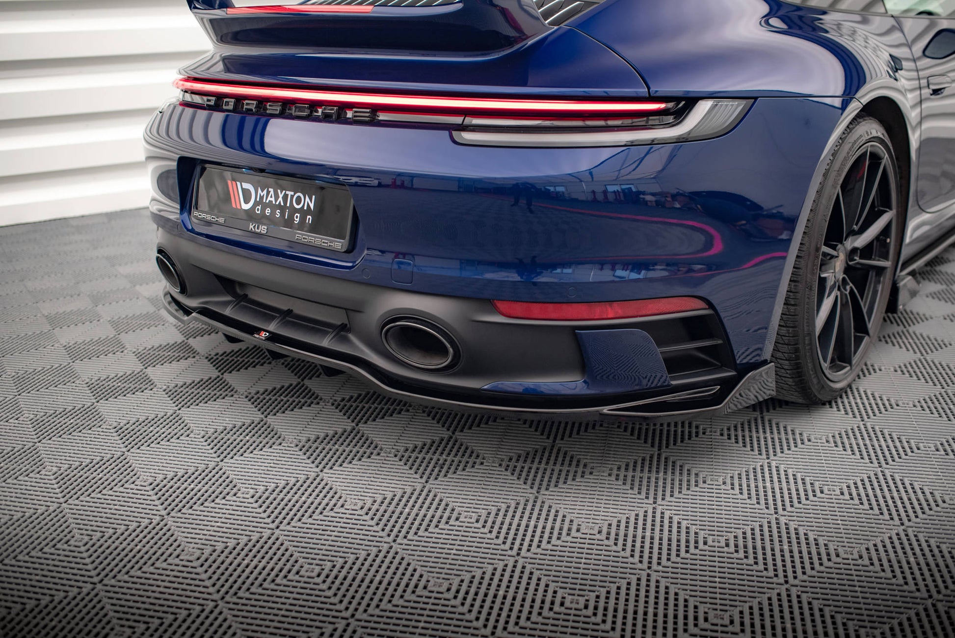 Mittlerer Cup Diffusor DTM Look Heck Ansatz V.2 für Porsche 911 Carrera Aero / Carrera GTS 992 schwarz Hochglanz