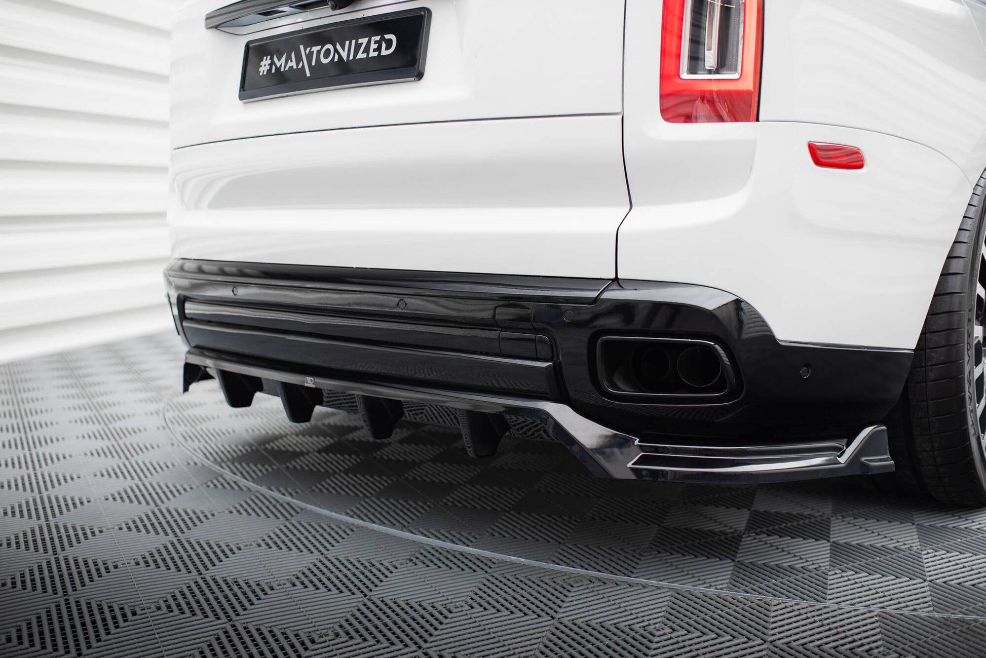 Mittlerer Cup Diffusor DTM Look Heck Ansatz für Rolls Royce Cullinan schwarz Hochglanz