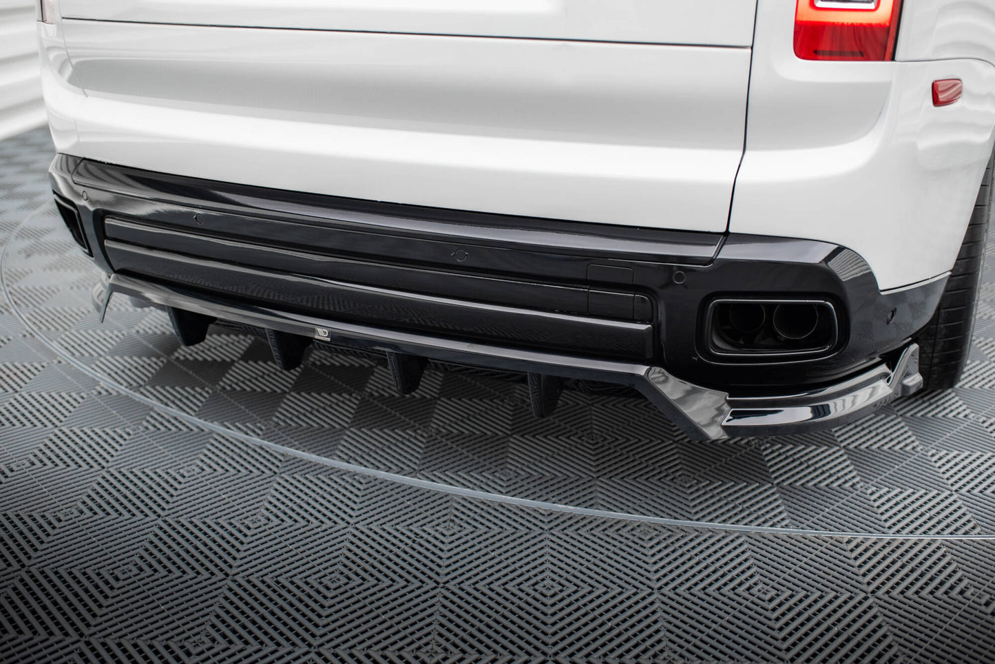 Mittlerer Cup Diffusor DTM Look Heck Ansatz für Rolls Royce Cullinan schwarz Hochglanz