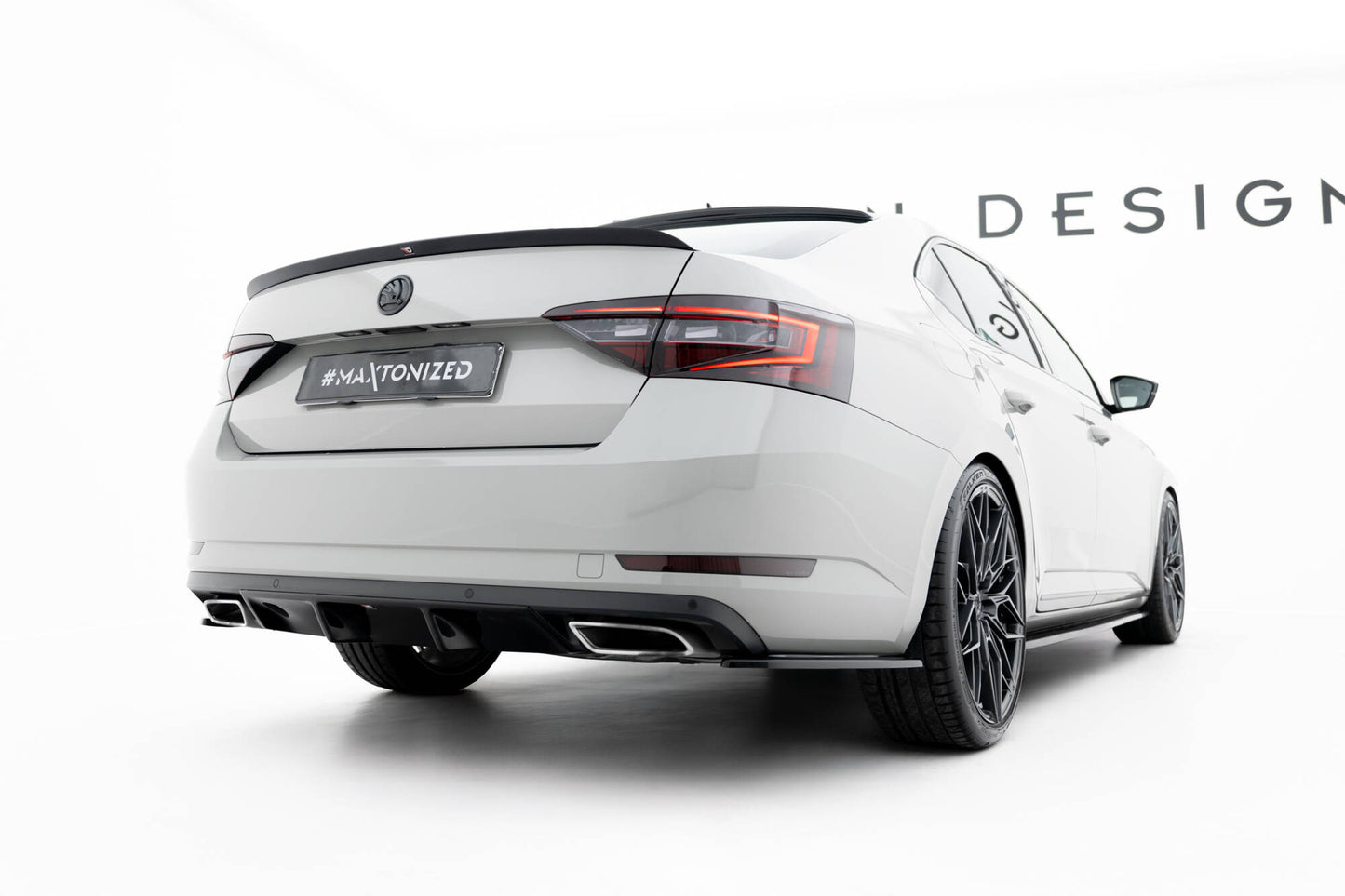 Diffusor Heck Ansatz V.1 für Skoda Superb Liftback / Combi Mk3 schwarz Hochglanz
