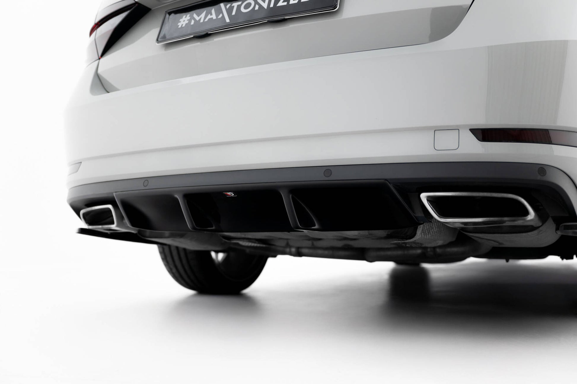Diffusor Heck Ansatz V.1 für Skoda Superb Liftback / Combi Mk3 schwarz Hochglanz