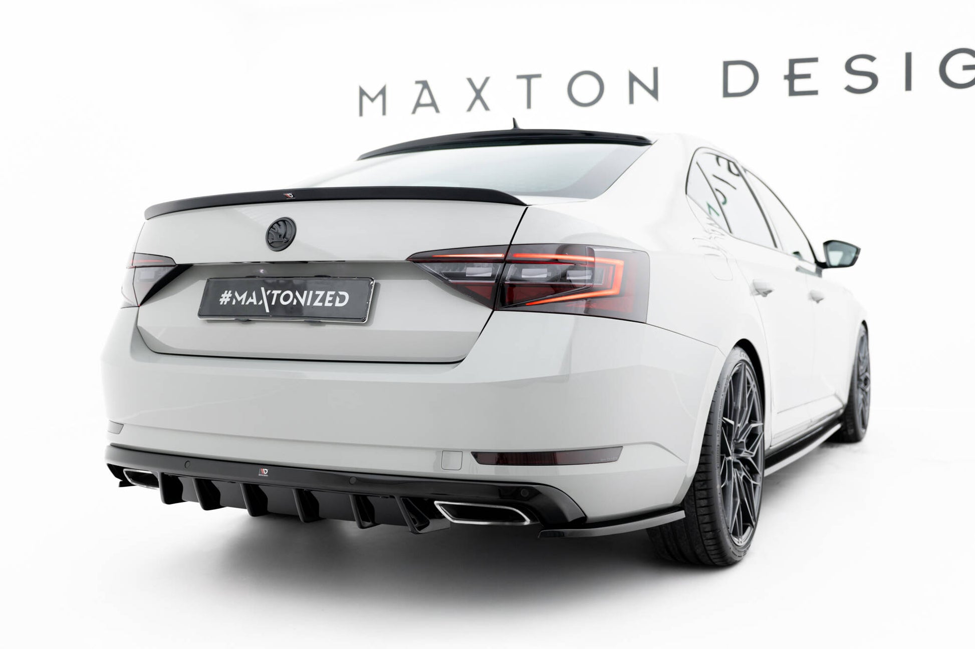 Diffusor Heck Ansatz für Skoda Superb Liftback / Combi  Mk3 schwarz Hochglanz