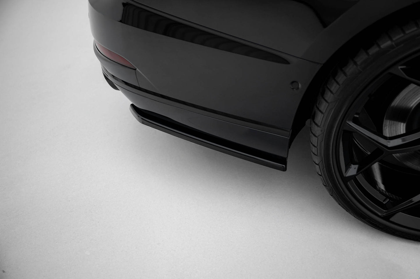 Heck Ansatz Flaps Diffusor für Audi S8 D5 schwarz Hochglanz