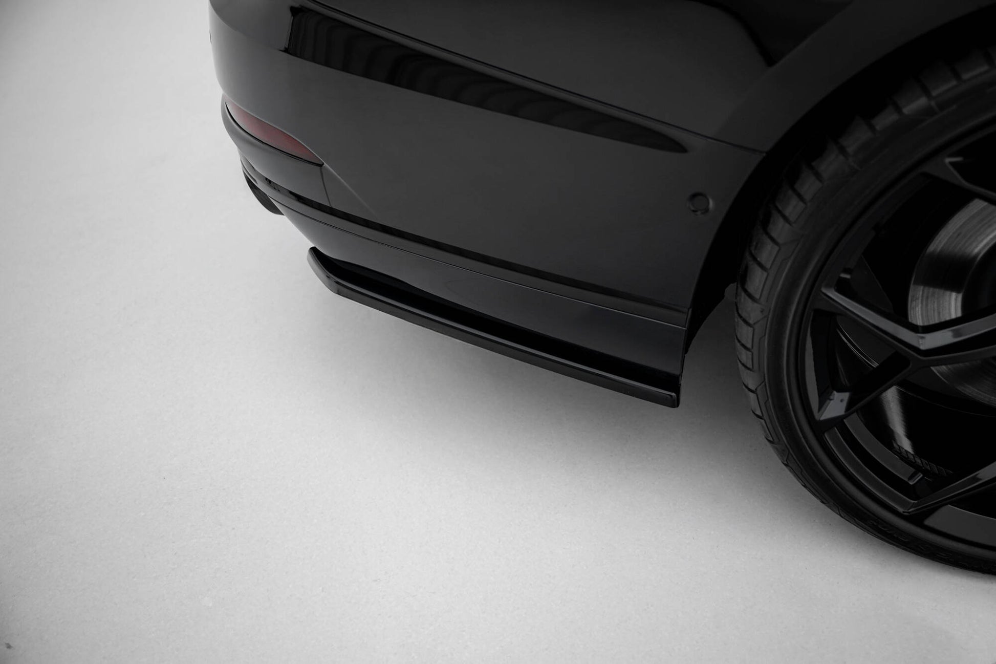 Heck Ansatz Flaps Diffusor für Audi S8 D5 schwarz Hochglanz