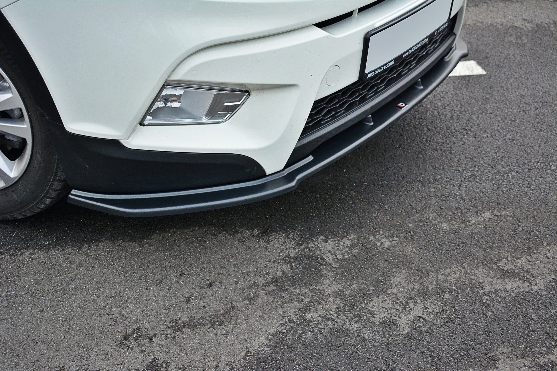 Front Ansatz V.1 für SSANGYONG TIVOLI schwarz Hochglanz