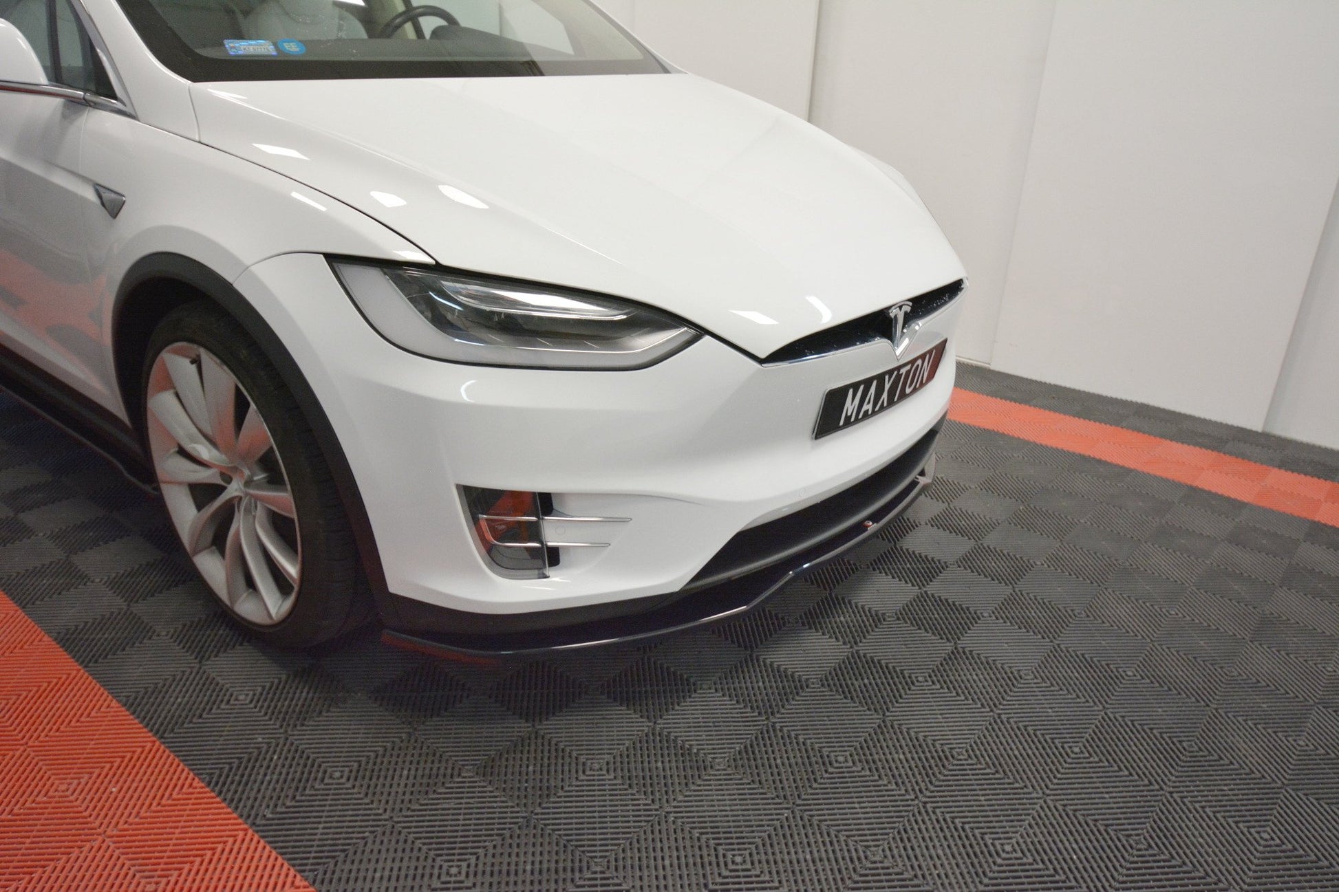 Front Ansatz V.2 für TESLA MODEL X schwarz Hochglanz