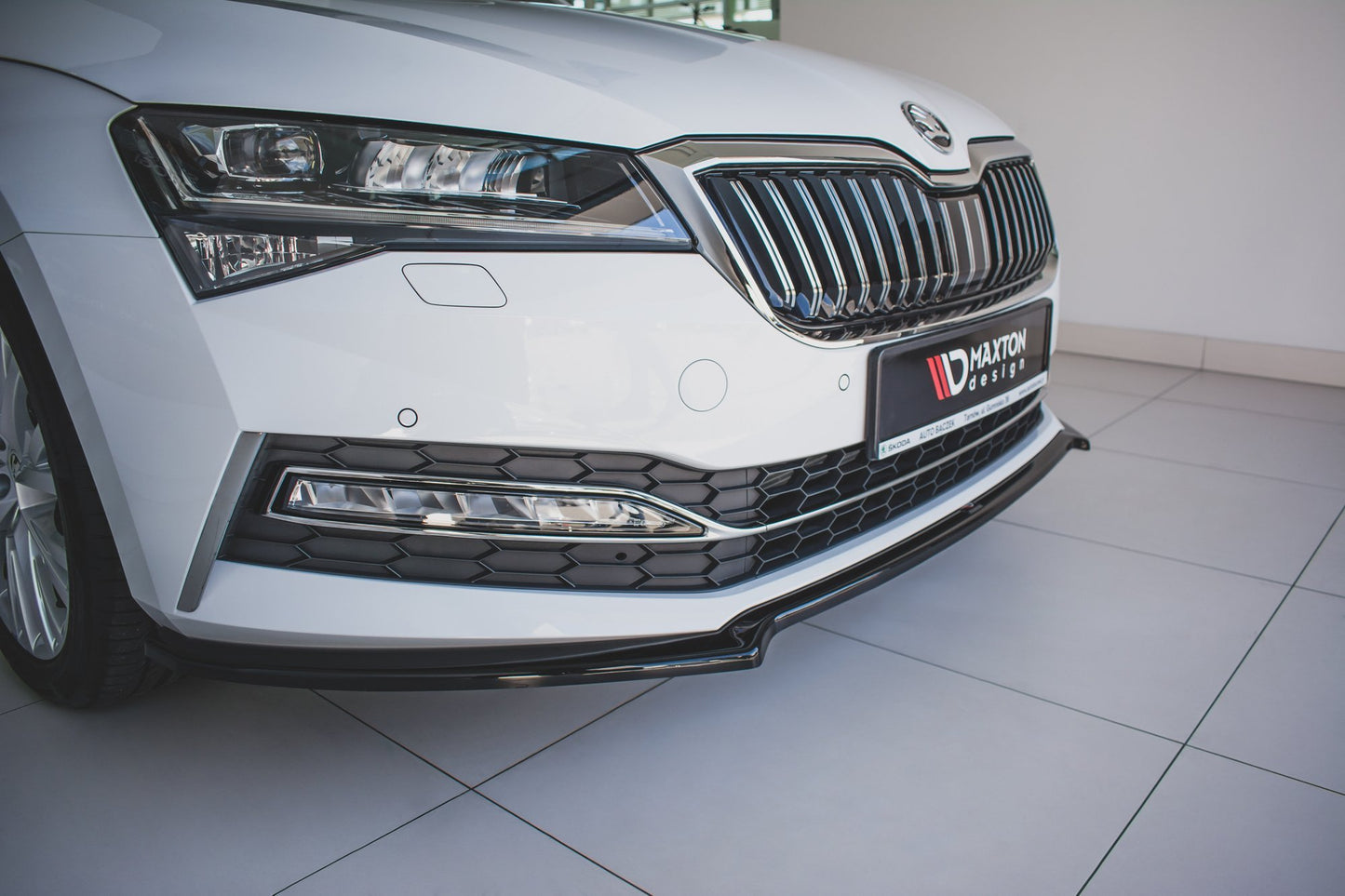 Front Ansatz V.1 für Skoda Superb Liftback / Combi Mk3 Facelift schwarz Hochglanz