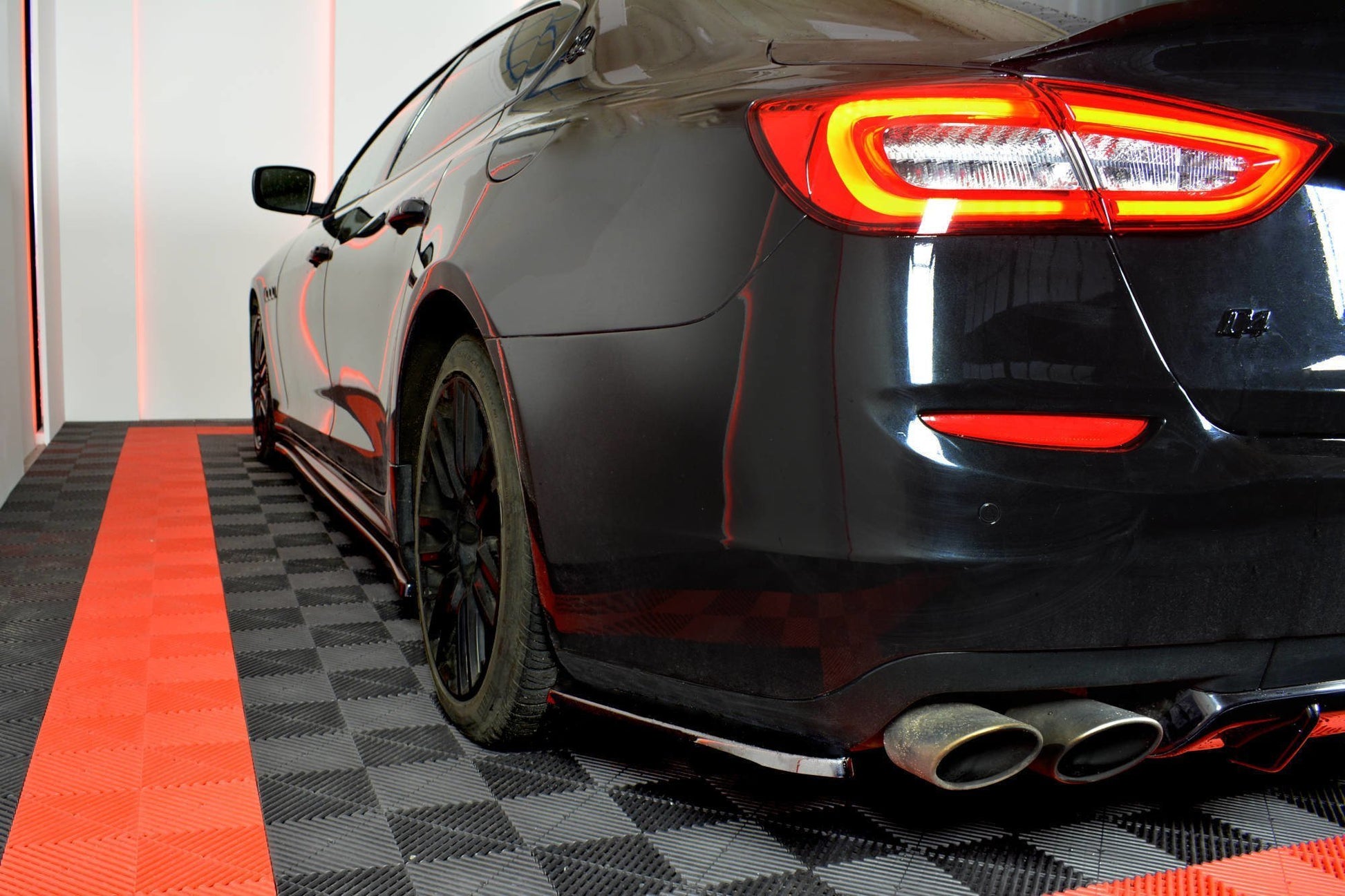 Heck Ansatz Flaps Diffusor für MASERATI QUATTROPORTE MK.6 vor Facelift schwarz matt