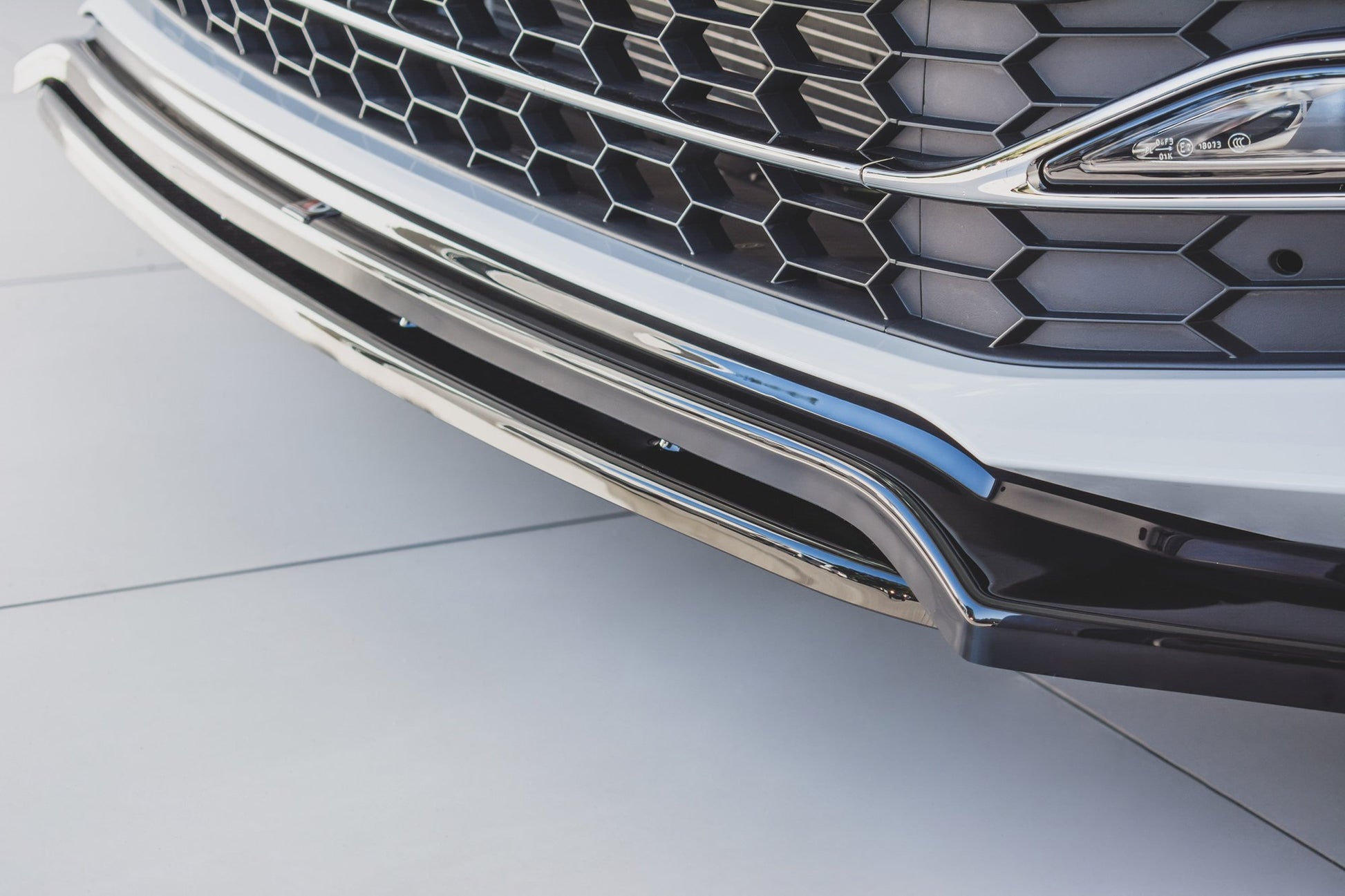 Front Ansatz V.3 für Skoda Superb Liftback / Combi Mk3 Facelift schwarz Hochglanz
