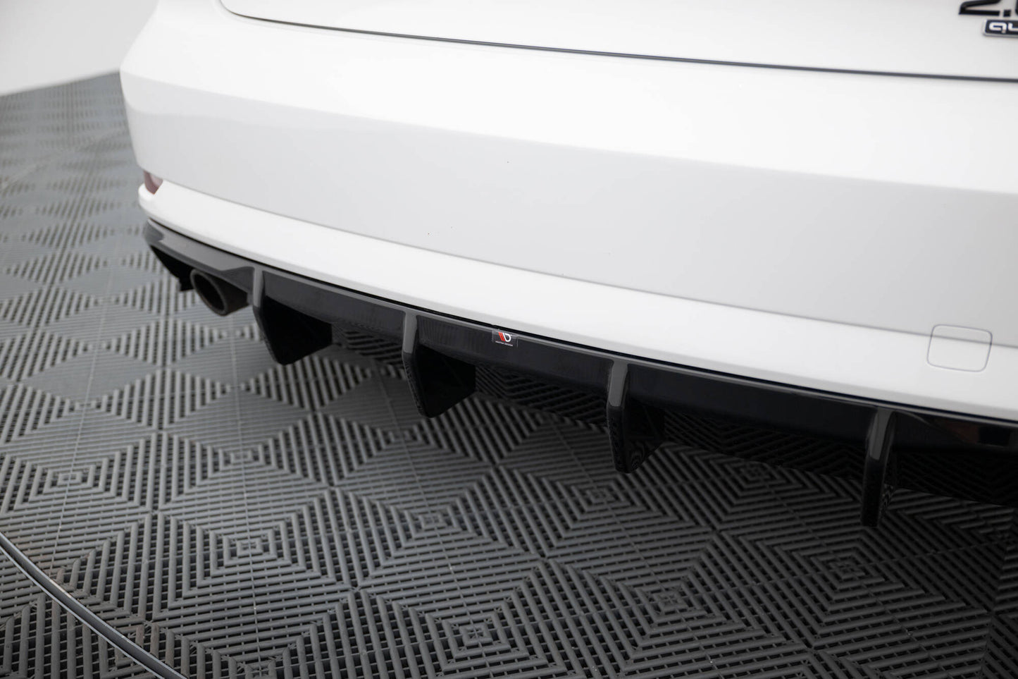 Diffusor Heck Ansatz für Audi A3 Limousine 8V Facelift  (Einzelauspuff li. re.)