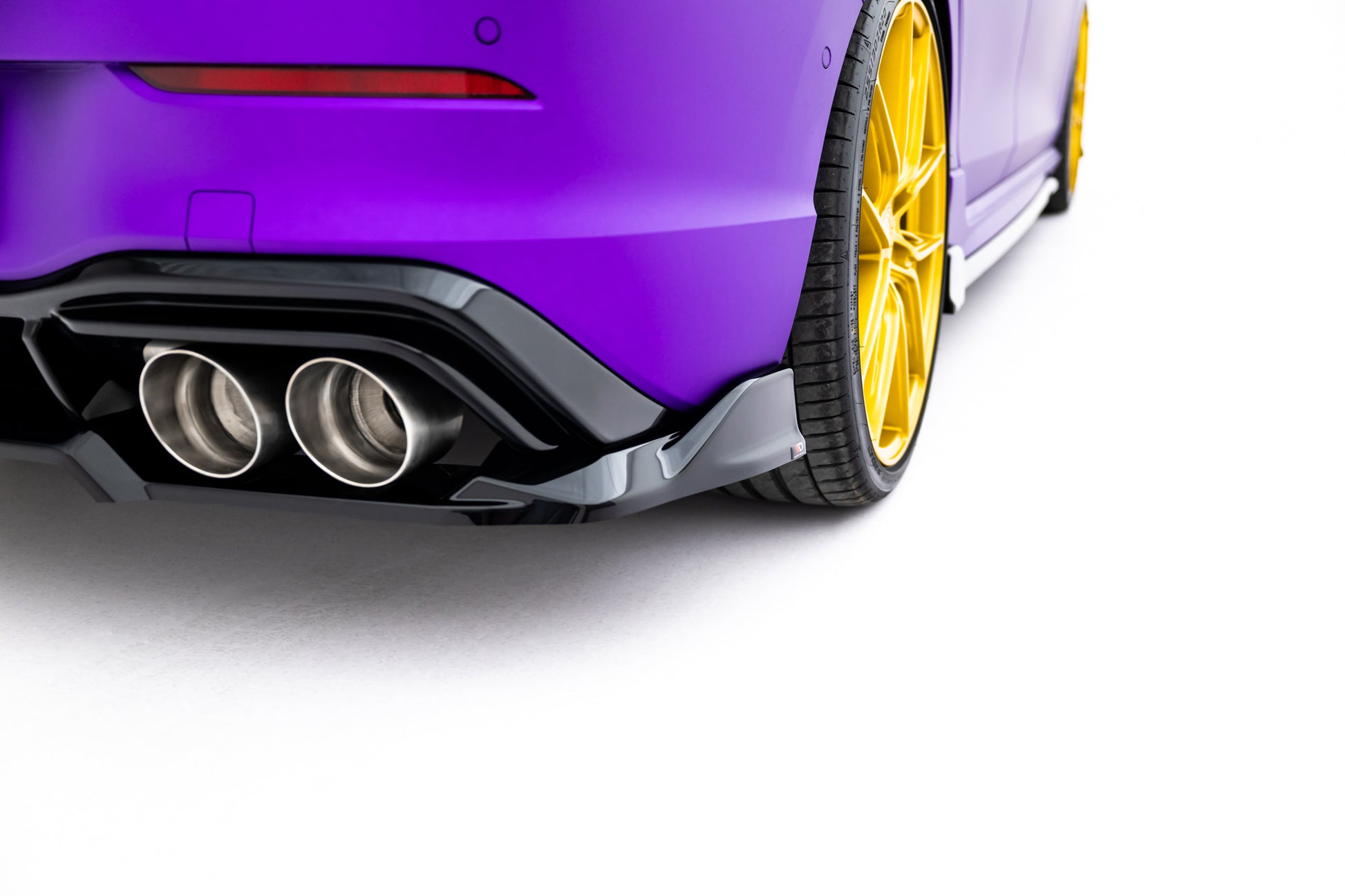 Mittlerer Cup Diffusor DTM Look Heck Ansatz für V.1 VW Golf R  Mk8 / Mk8 Facelift schwarz Hochglanz