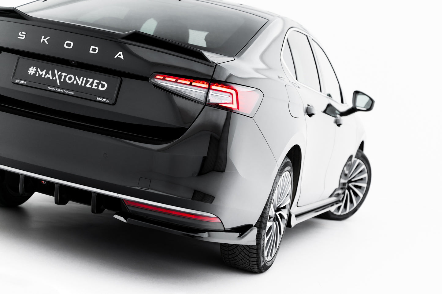 Heck Ansatz Flaps Diffusor V.2 für Skoda Superb Mk4 schwarz Hochglanz