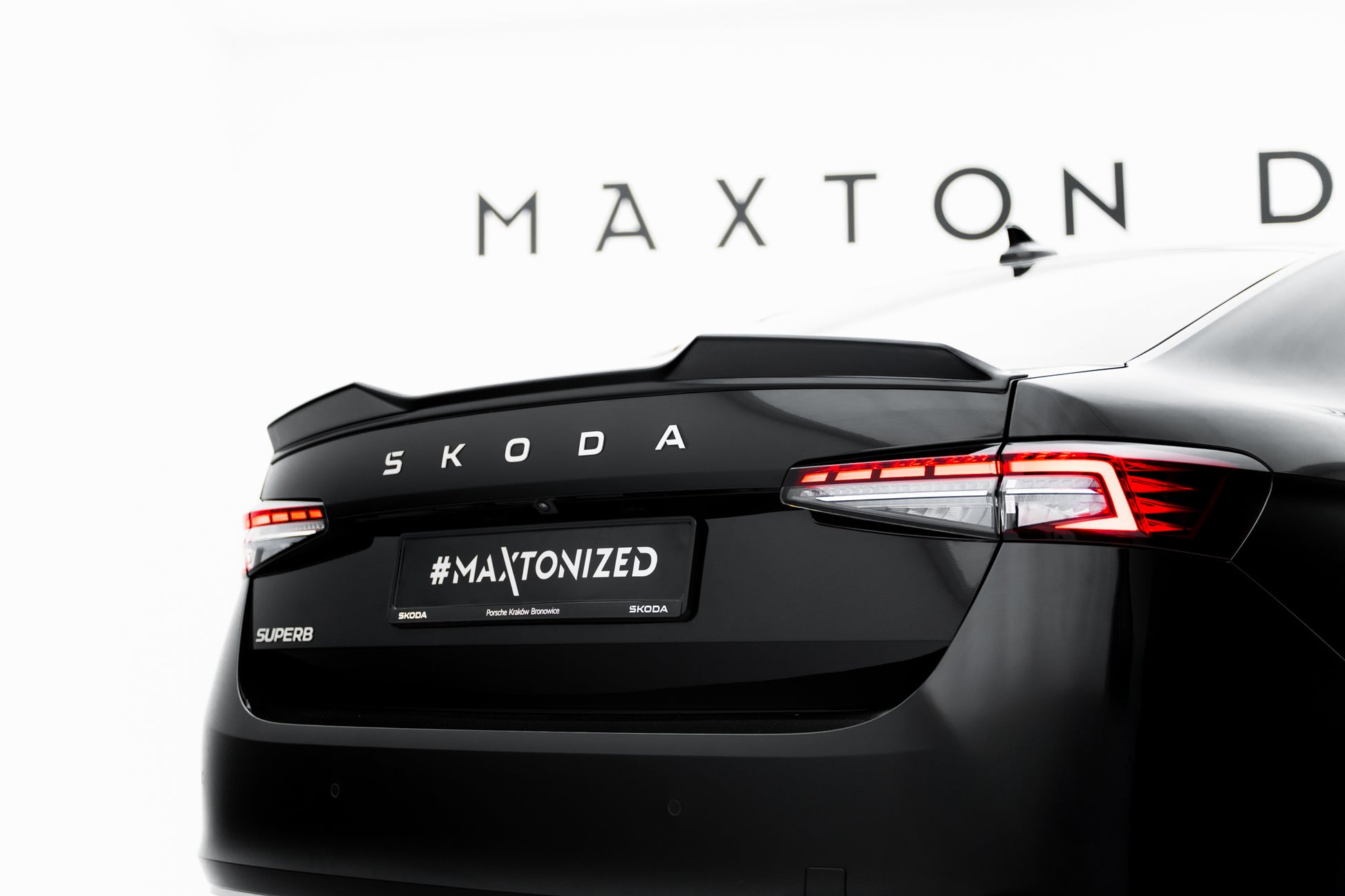 Spoiler CAP 3D für Skoda Superb Limousine Mk4 schwarz Hochglanz