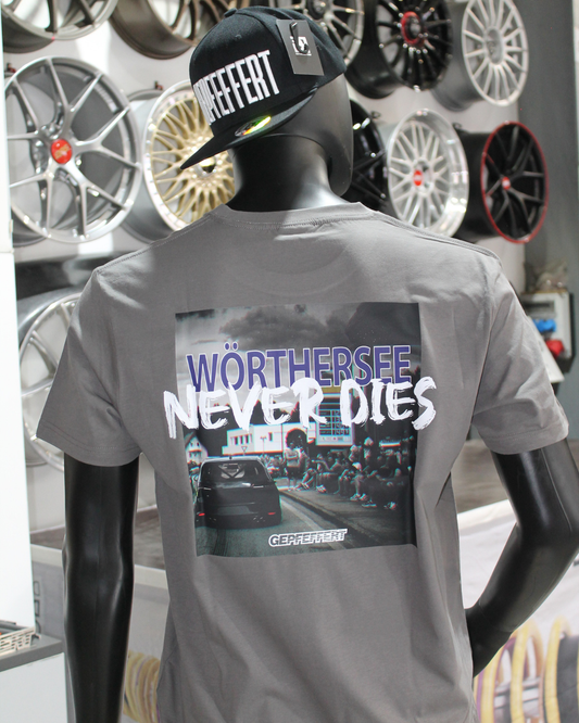 gepfeffert.com - T-Shirt "Wörthersee never dies" 2026 gehasst, verdammt, vergöttert